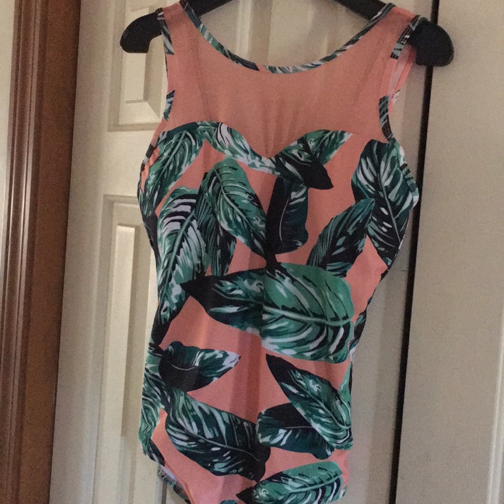 Gorgeous swim suit !!  Super designed 💕